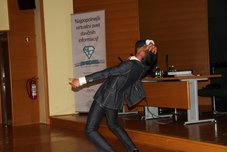 Vzkliki, solze, tlesk prstov in ogrete dlani … bolečine v trebuhu – vse to in še več s smehologično smehologijo smeha v izvedbi ???
 Kako veš, da ima nekdo IPhone? Sam ti pove!
 