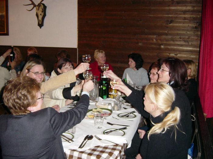 ... tretji pa se z vsemi skupaj veselili.