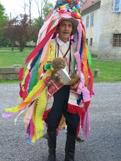 »Prijte vsi, šteri ste od kolena vekši, pa od podplata menši, z glasinimi gutami, friškimi petami ino trdimi mošnjami!« – POZVAČIN s sekiro z ježevko ter vedno napolnjeno čutaro za primer žeje!