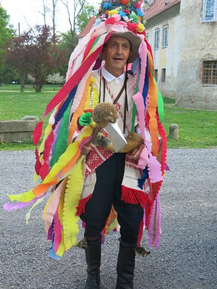 »Prijte vsi, šteri ste od kolena vekši, pa od podplata menši, z glasinimi gutami, friškimi petami ino trdimi mošnjami!« – POZVAČIN s sekiro z ježevko ter vedno napolnjeno čutaro za primer žeje!