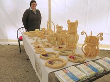 Stare običaje in pletenje košar iz slame nam je prikazala tudi prijazna gospa, ki še edina ohranja to vrsto stare obrti.