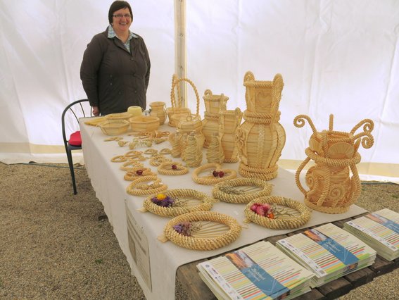 Stare običaje in pletenje košar iz slame nam je prikazala tudi prijazna gospa, ki še edina ohranja to vrsto stare obrti.