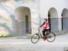 Če biciklin moj stari se pomali vrti,
 tou mi ne dela prevelki skrbi.
 Ceker, krajnščak na glavou,
 se pelan kak vöter, je preveč lipou!
 