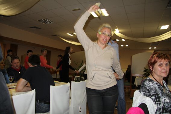 Marko skače, Marko skače,
 Po zelenoj trati.
 Aj, aj, ajajaj,
 Po zelenoj trati …
 