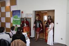 In »Show se lahko začne« = sprejem v Primusovi palači