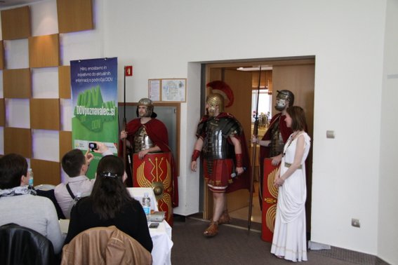 In »Show se lahko začne« = sprejem v Primusovi palači