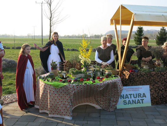 Natura Senat in ritual pozdrava soncu