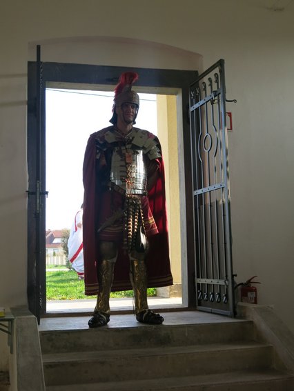 Ali nas bo spustil iz Mitreja?