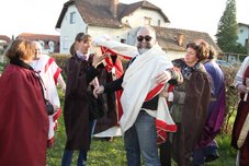 Od Božiča poslan za Cesarja v Rim – Vestalke mu nadenejo Togo