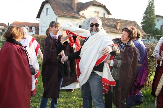 Od Božiča poslan za Cesarja v Rim – Vestalke mu nadenejo Togo