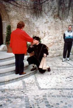 Grajska gospa, milostno se priklanjam pred vašim davčnim znanjem. In tukaj je neobdavčeno darilo.