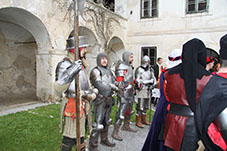 V polni opremi branijo svojo trdnjavo