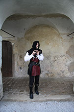 Prijetna glasba je odmevala