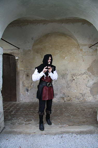 Prijetna glasba je odmevala