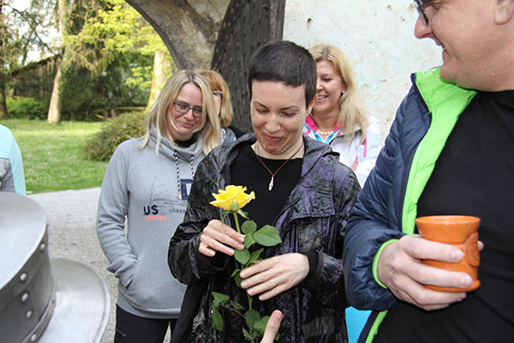 Za vsako dekle raste rožca na tem ... 