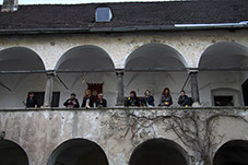 Izbranke navijajo za svojega viteza