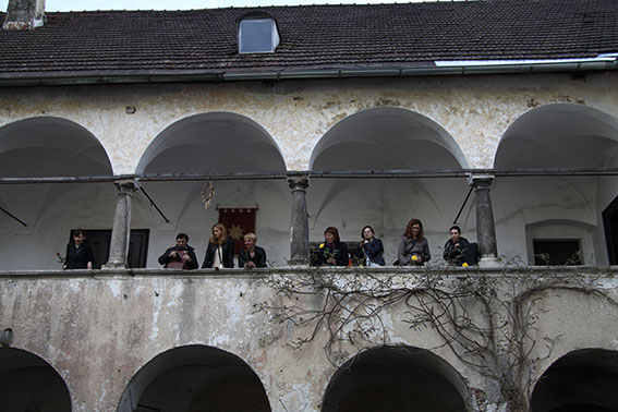 Izbranke navijajo za svojega viteza