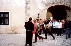 Pričetek davčne inkvizicije. Davkoplačevalko peljejo na grmado .