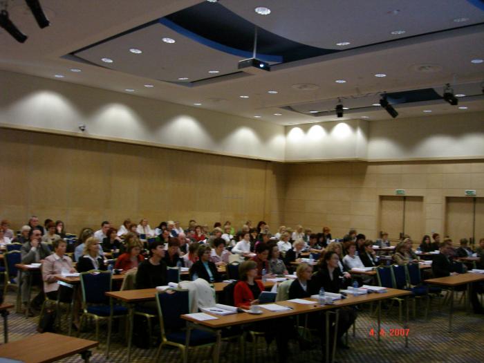 ... še naprej zagotavljajo številčen odziv in polno predavalnico.