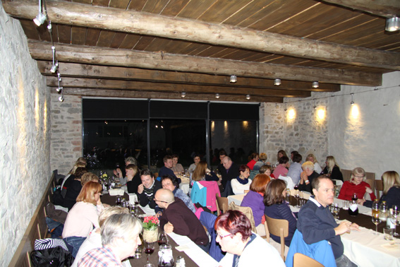 Večerja in pijača v skrivnostni davčni vrtači – »majava« Smrekarjeva domačija 